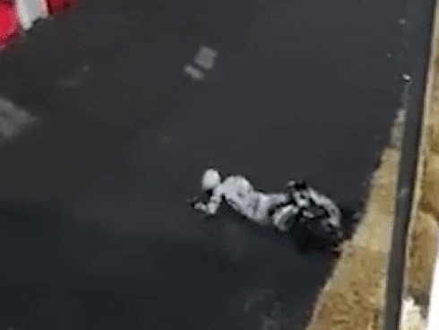 Xe tải lao lên vệ đường, người đàn ông thoát nạn trong tích tắc-1