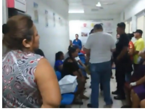 Bồn cầu bị tắc và nước có màu đỏ, người dân kinh hoàng khi phát hiện sự thật bên trong-3