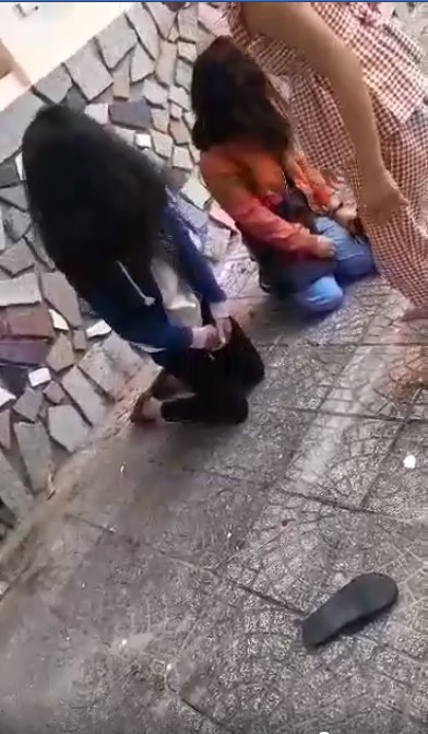 Xôn xao clip nữ sinh bắt 2 bạn gái quỳ gối, nắm tóc, đánh đập nhiều lần, nghi do mâu thuẫn tình cảm-1