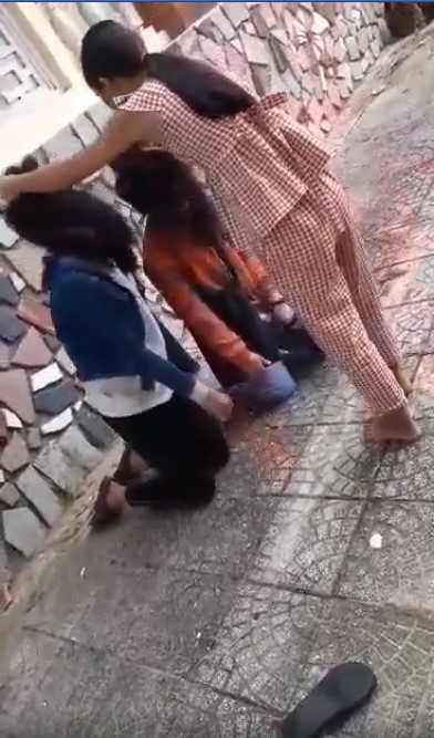 Xôn xao clip nữ sinh bắt 2 bạn gái quỳ gối, nắm tóc, đánh đập nhiều lần, nghi do mâu thuẫn tình cảm-2