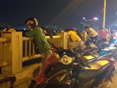 Người thân cô gái 18 tuổi nhảy cầu Vĩnh Tuy tự tử đau xót: Chắc vì mâu thuẫn tình cảm nên cháu tôi mới ra nông nỗi này-3