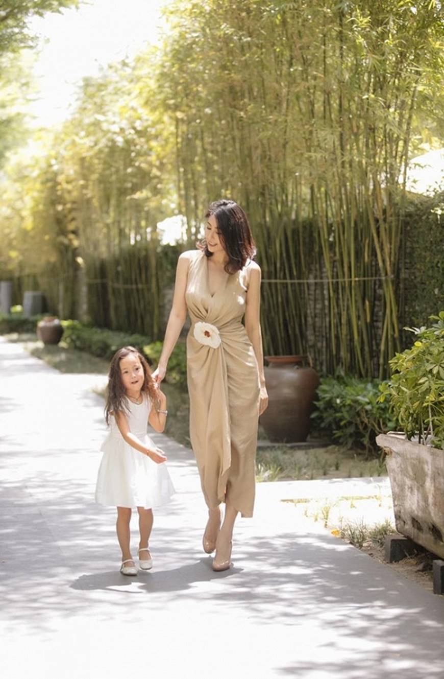 Hà Kiều Anh đăng ảnh xinh đẹp như nữ thần, con gái út ngày càng ra dáng mỹ nhân tương lai-3