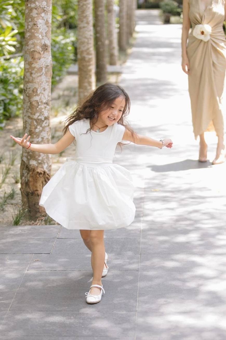 Hà Kiều Anh đăng ảnh xinh đẹp như nữ thần, con gái út ngày càng ra dáng mỹ nhân tương lai-4