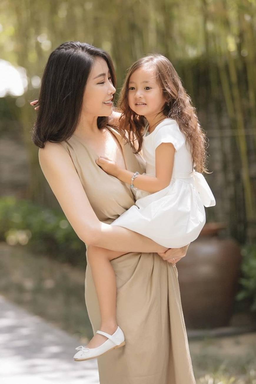 Hà Kiều Anh đăng ảnh xinh đẹp như nữ thần, con gái út ngày càng ra dáng mỹ nhân tương lai-9