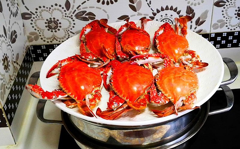 Khi hấp cua ghẹ, nên dùng nước nóng hay lạnh, nhiều người làm sai bảo sao mất ngon-3
