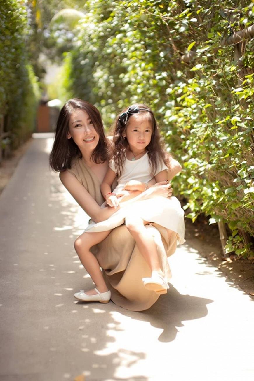 Hà Kiều Anh đăng ảnh xinh đẹp như nữ thần, con gái út ngày càng ra dáng mỹ nhân tương lai-10
