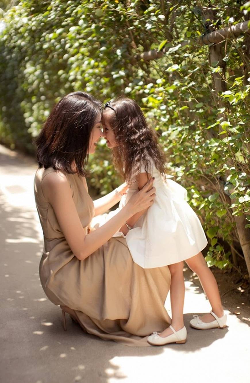 Hà Kiều Anh đăng ảnh xinh đẹp như nữ thần, con gái út ngày càng ra dáng mỹ nhân tương lai-11