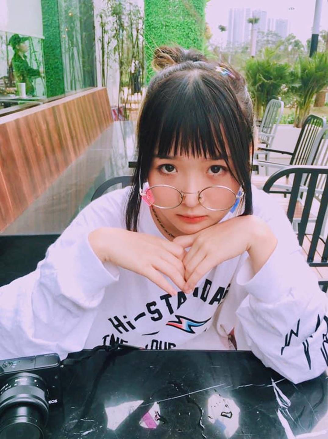 Nhan sắc cô gái 9X có nụ hôn đồng giới với Ánh Dương Về nhà đi con-9