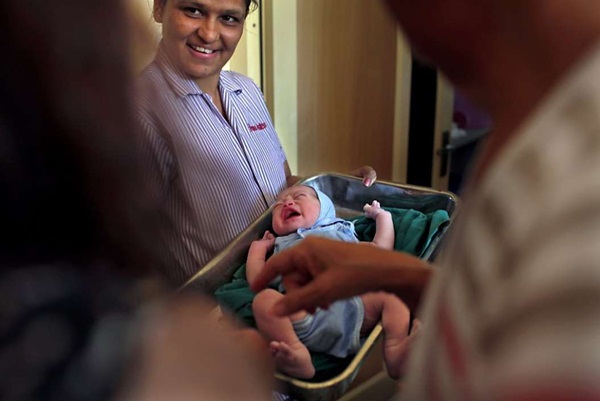 Góc khuất đằng sau ngành công nghiệp cho thuê tử cung: Nỗi đau xé lòng của những bà mẹ không bao giờ được phép nhìn thấy mặt con-1