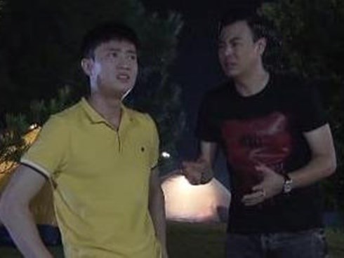 Vũ lén lút theo dõi Thư, sợ vợ ngoại tình ở 'Về nhà đi con'