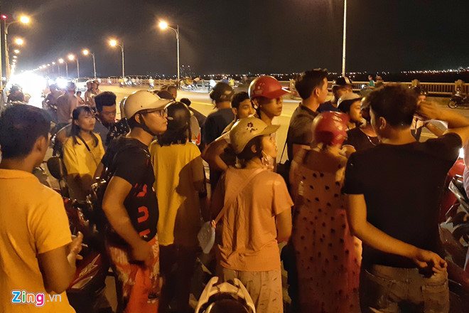 Trắng đêm tìm vớt nữ sinh nhảy cầu Vĩnh Tuy-1