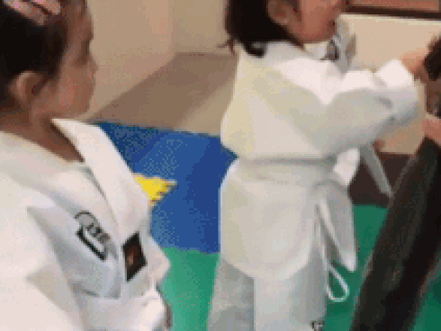 Bé trai ngẫu hứng biểu diễn võ thuật khiến dân mạng thích thú-1
