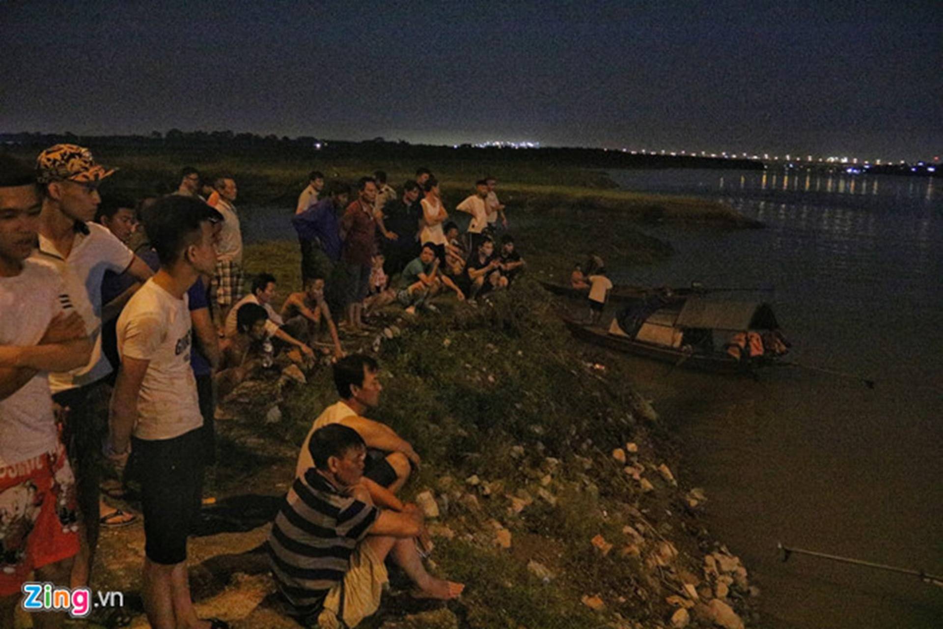 Trắng đêm tìm vớt nữ sinh nhảy cầu Vĩnh Tuy-5