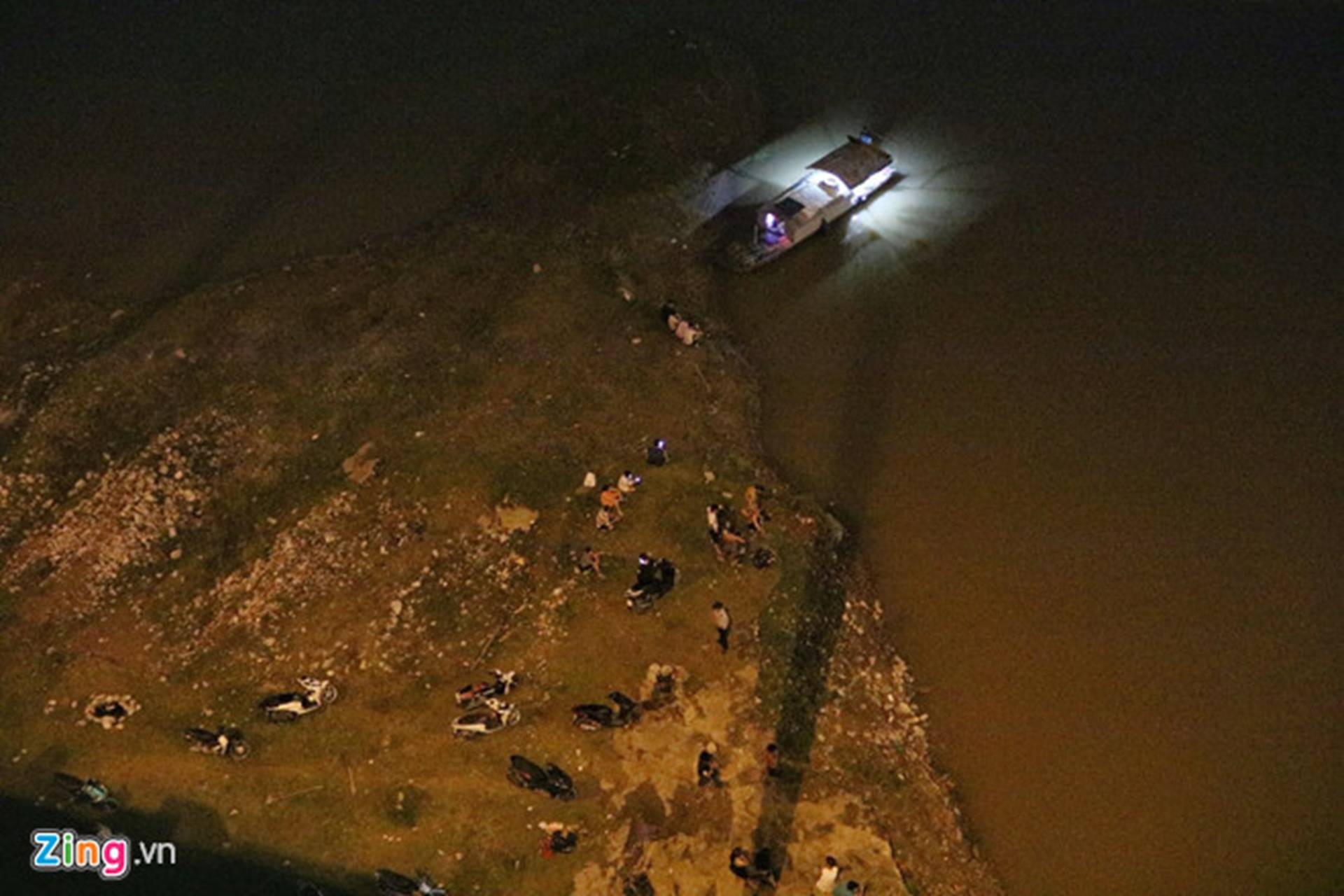 Trắng đêm tìm vớt nữ sinh nhảy cầu Vĩnh Tuy-6