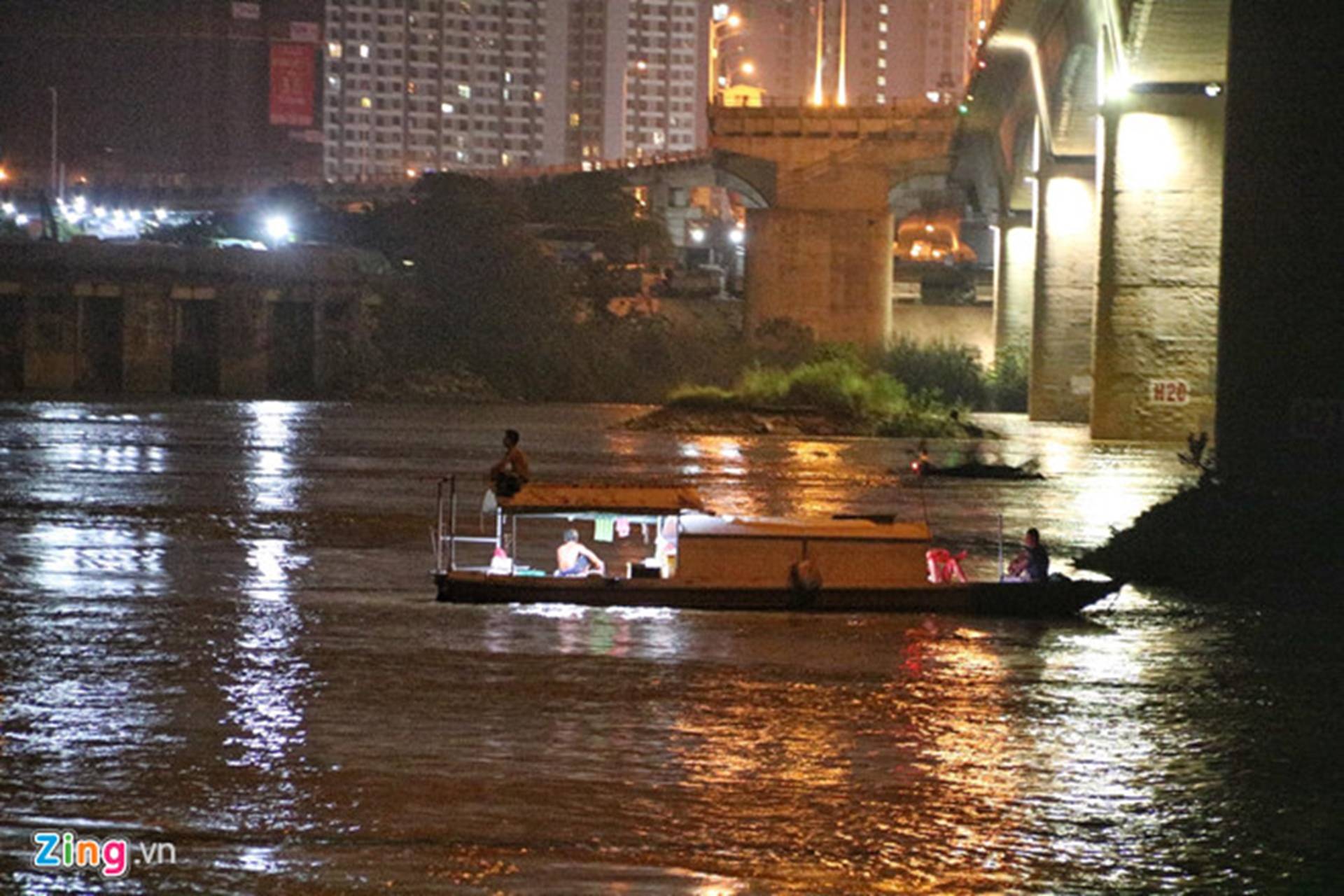 Trắng đêm tìm vớt nữ sinh nhảy cầu Vĩnh Tuy-7