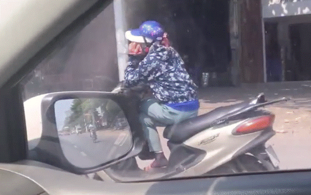 Thót tim nữ ninja đi băng băng trên đường Hà Nội, 1 tay lái xe máy, 1 tay... bồng con nhỏ-6