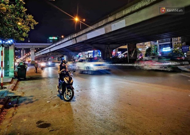 Thót tim nữ ninja đi băng băng trên đường Hà Nội, 1 tay lái xe máy, 1 tay... bồng con nhỏ-3