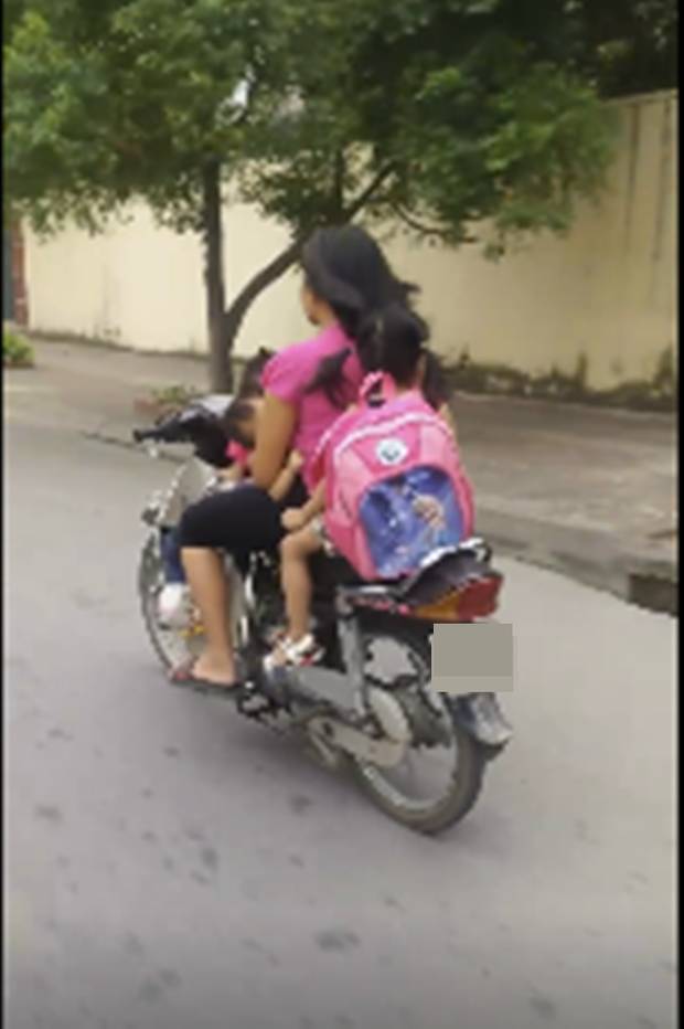 Thót tim nữ ninja đi băng băng trên đường Hà Nội, 1 tay lái xe máy, 1 tay... bồng con nhỏ-4