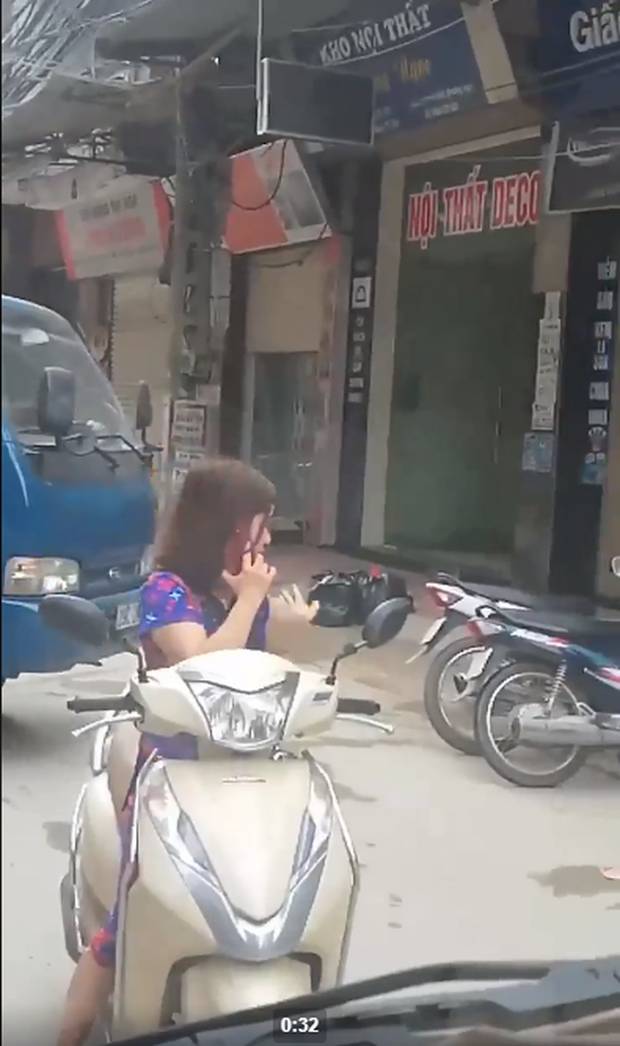 Thót tim nữ ninja đi băng băng trên đường Hà Nội, 1 tay lái xe máy, 1 tay... bồng con nhỏ-5