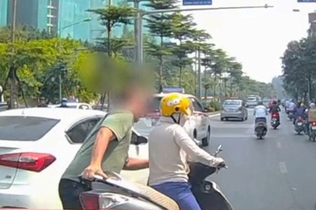 Thót tim nữ ninja đi băng băng trên đường Hà Nội, 1 tay lái xe máy, 1 tay... bồng con nhỏ-7