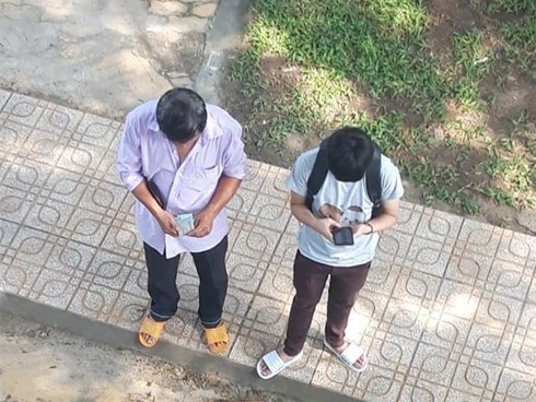 Cay mắt với tấm hình người cha đếm tiền ngày đưa con nhập trường