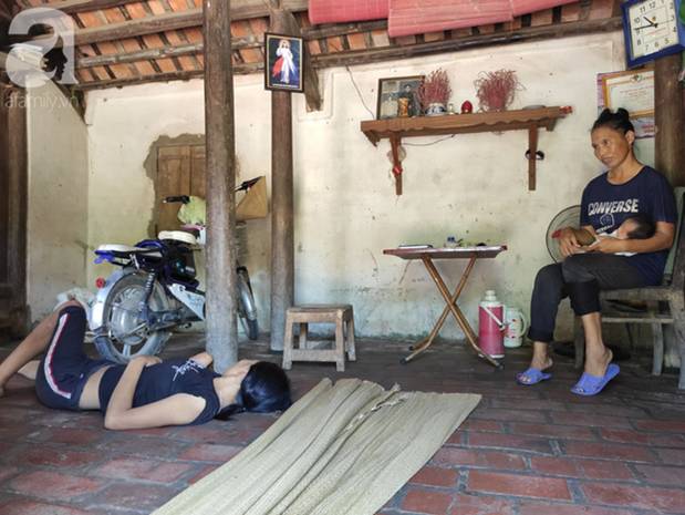 Xót cảnh người mẹ điên ú ớ nằm dưới đất nhìn con gái 15 ngày tuổi không biết mặt bố là ai vì bị hiếp dâm-2