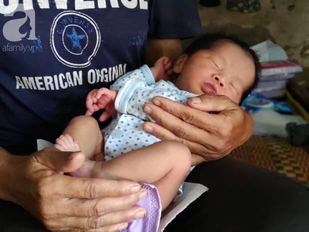 Xót cảnh người mẹ điên ú ớ nằm dưới đất nhìn con gái 15 ngày tuổi không biết mặt bố là ai vì bị hiếp dâm-10