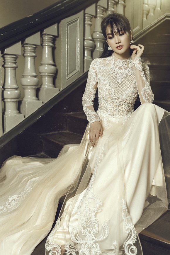 Anh Thư khoe dáng kiêu sa với áo dài thướt tha-12