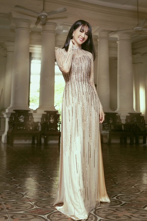 Anh Thư khoe dáng kiêu sa với áo dài thướt tha-5