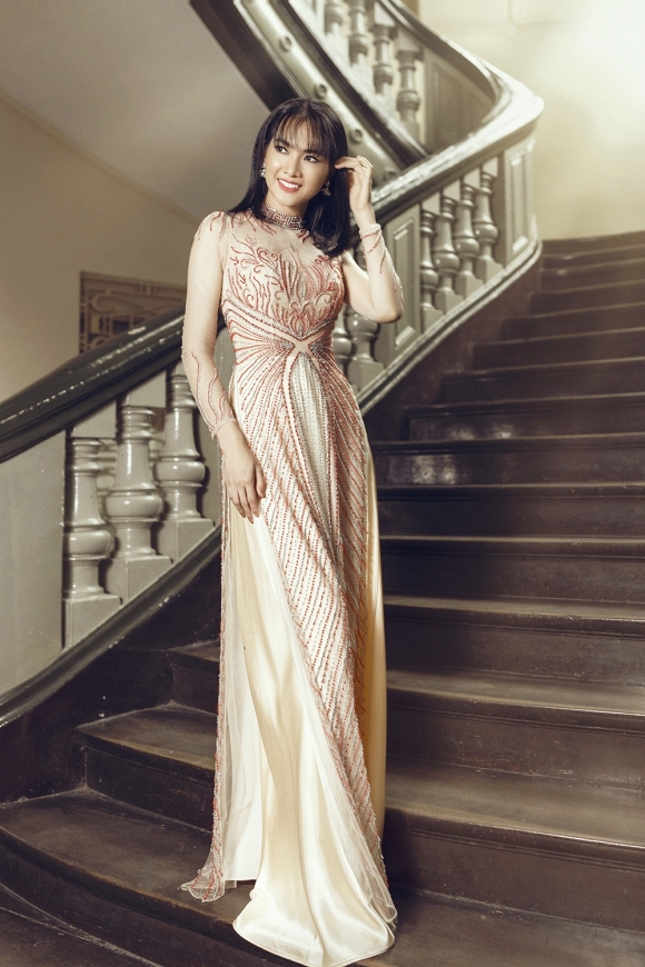 Anh Thư khoe dáng kiêu sa với áo dài thướt tha-8