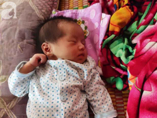 Xót cảnh người mẹ điên ú ớ nằm dưới đất nhìn con gái 15 ngày tuổi không biết mặt bố là ai vì bị hiếp dâm-12