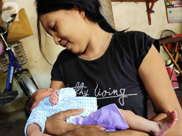 Xót cảnh người mẹ điên ú ớ nằm dưới đất nhìn con gái 15 ngày tuổi không biết mặt bố là ai vì bị hiếp dâm-15