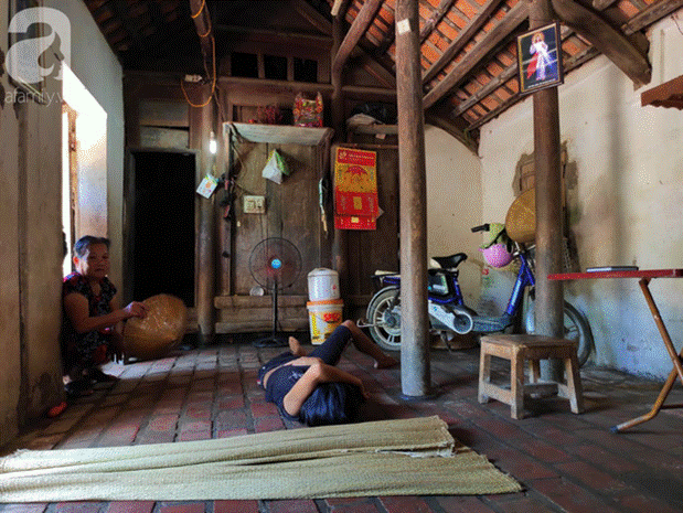 Xót cảnh người mẹ điên ú ớ nằm dưới đất nhìn con gái 15 ngày tuổi không biết mặt bố là ai vì bị hiếp dâm-20