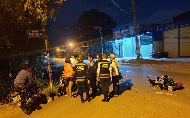 Cô gái trẻ truy đuổi kẻ giật điện thoại trong đêm, tông xe trọng thương 2 thanh niên đi đường-1
