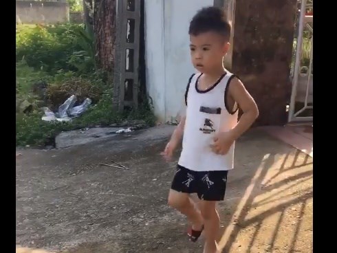 Cậu bé 'cứng' nhất năm: Thà đi dọn phân chứ không chịu đi học