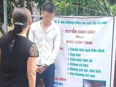 Thanh niên mãi không có người yêu, mẹ sốt ruột in biển quảng cáo: Tuyển con dâu hoặc bán con trai