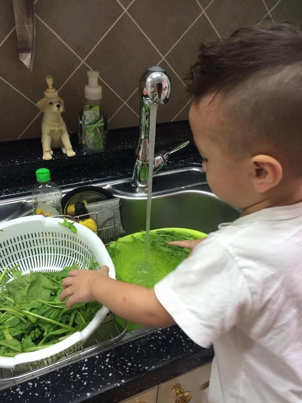 Con trai Ngô Kiến Huy được Thanh Thảo nhận nuôi suốt 8 năm giờ đã lớn bảnh bao, biết làm đủ việc nhà và chăm 3 em gái-6