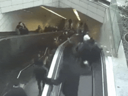 Đi mua sắm cùng mẹ, bé gái 5 tuổi bất ngờ bị thang cuốn nuốt tay và cuộc giải cứu ngoạn mục khiến mọi người nhẹ nhõm-7