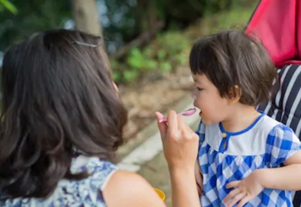 Thổi phù cho nguội thức ăn - hành động thường xuyên của người lớn dành cho con trẻ nhưng lại ẩn tàng nguy cơ bệnh tật!-4