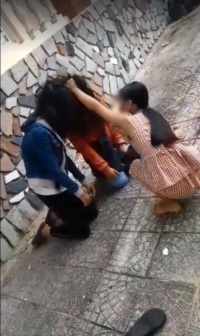Nữ sinh bắt bạn quỳ rồi dùng dép đánh vào mặt: Do mâu thuẫn trên mạng xã hội-2
