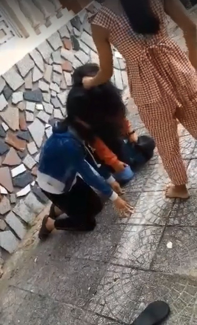 Nữ sinh bắt bạn quỳ rồi dùng dép đánh vào mặt: Do mâu thuẫn trên mạng xã hội-1