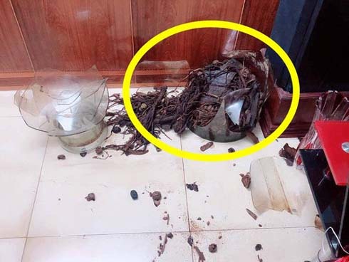 Nam thanh niên hạ mình quỳ xuống níu kéo người yêu giữa phố nhưng lại bị cô gái phũ phàng đá vào mặt-5