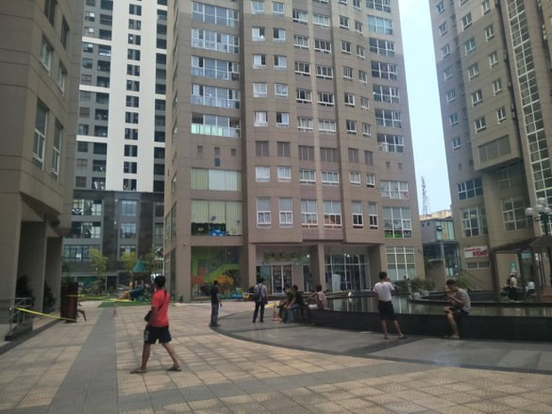 Hà Nội: Hoảng hồn phát hiện thi thể người lớn tuổi nghi rơi từ tầng cao của chung cư Vinaconex xuống đất-1
