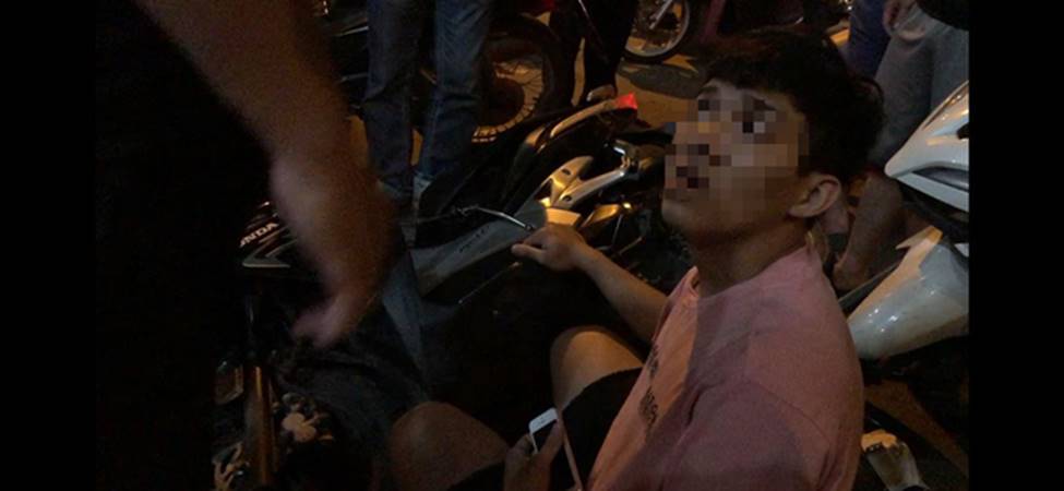 Con trai nghi giật điện thoại của tài xế, mẹ vội vàng chạy ra bênh: Con tui hiền lành, ngoan ngoãn, nhà không thiếu gì sao phải cướp?-1