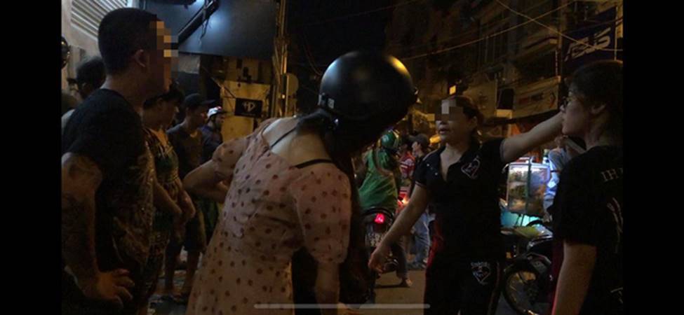 Con trai nghi giật điện thoại của tài xế, mẹ vội vàng chạy ra bênh: Con tui hiền lành, ngoan ngoãn, nhà không thiếu gì sao phải cướp?-2