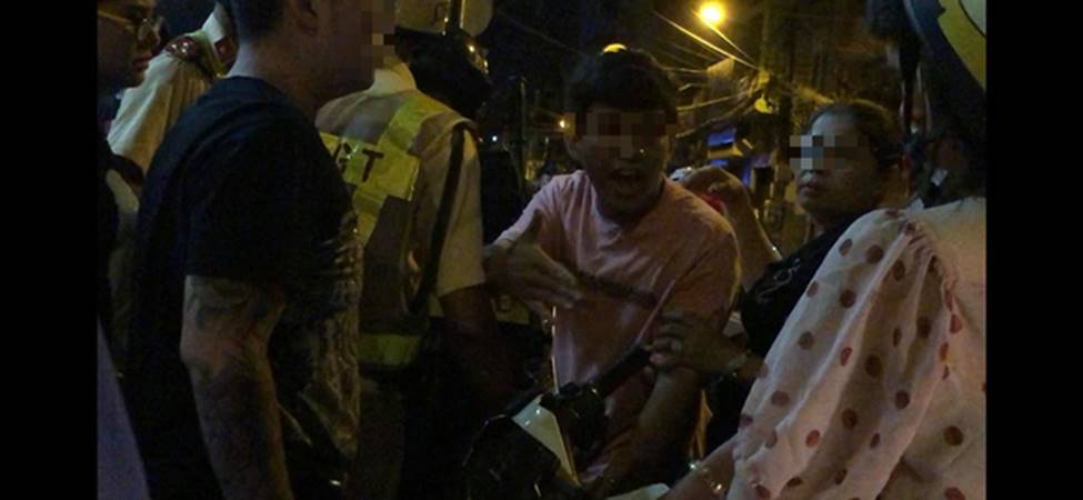 Con trai nghi giật điện thoại của tài xế, mẹ vội vàng chạy ra bênh: Con tui hiền lành, ngoan ngoãn, nhà không thiếu gì sao phải cướp?-4