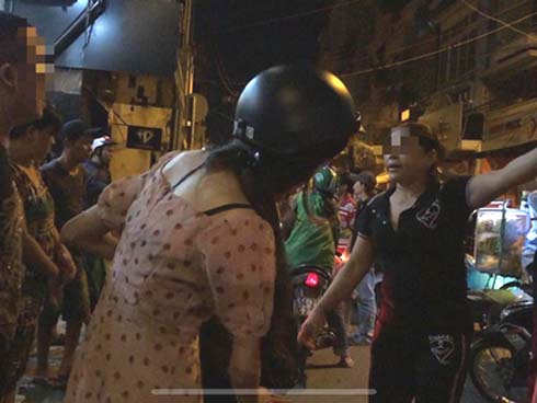 CLIP: Giật điện thoại không thành còn quay lại rút dao dọa, tên cướp bị người đàn ông cà khịa-1