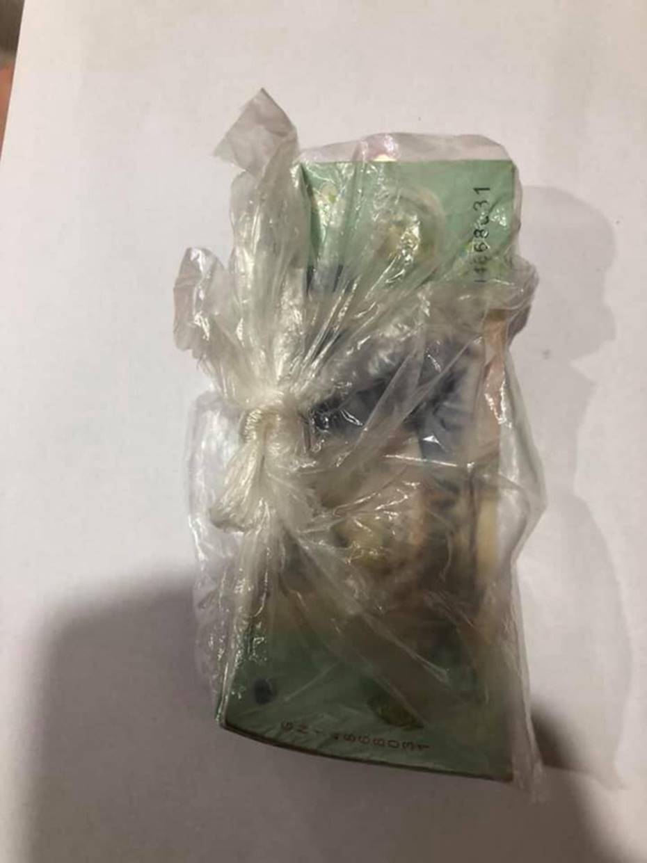 Nữ sinh đánh rơi 20 triệu tiền học phí trong ngày nhập học, bác bảo vệ đã làm một hành động khiến ai cũng suy nghĩ-1