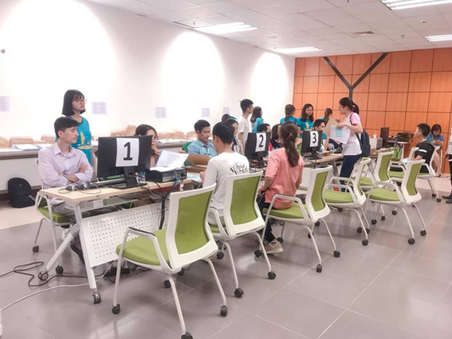 Nữ sinh đánh rơi 20 triệu tiền học phí trong ngày nhập học, bác bảo vệ đã làm một hành động khiến ai cũng suy nghĩ-3