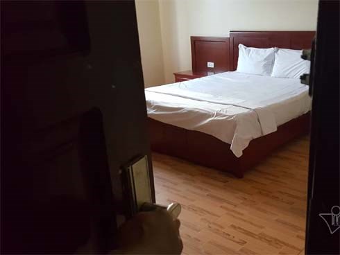 Bị bắt quả tang vào nhà nghỉ cùng đồng nghiệp, chồng dọa tự tử nếu vợ ly hôn
